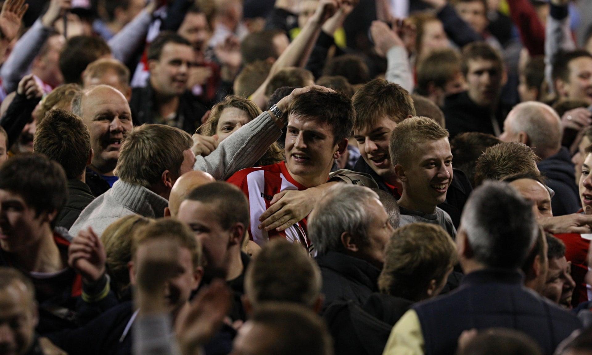 曼联官方：奥比-马丁新赛季改穿32号，弗雷德里克森改穿33号.